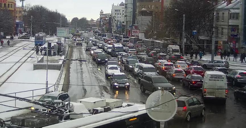 На зображенні може бути: 2 людини, дорога та вулиця