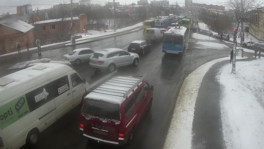 На зображенні може бути: автомобіль та дорога