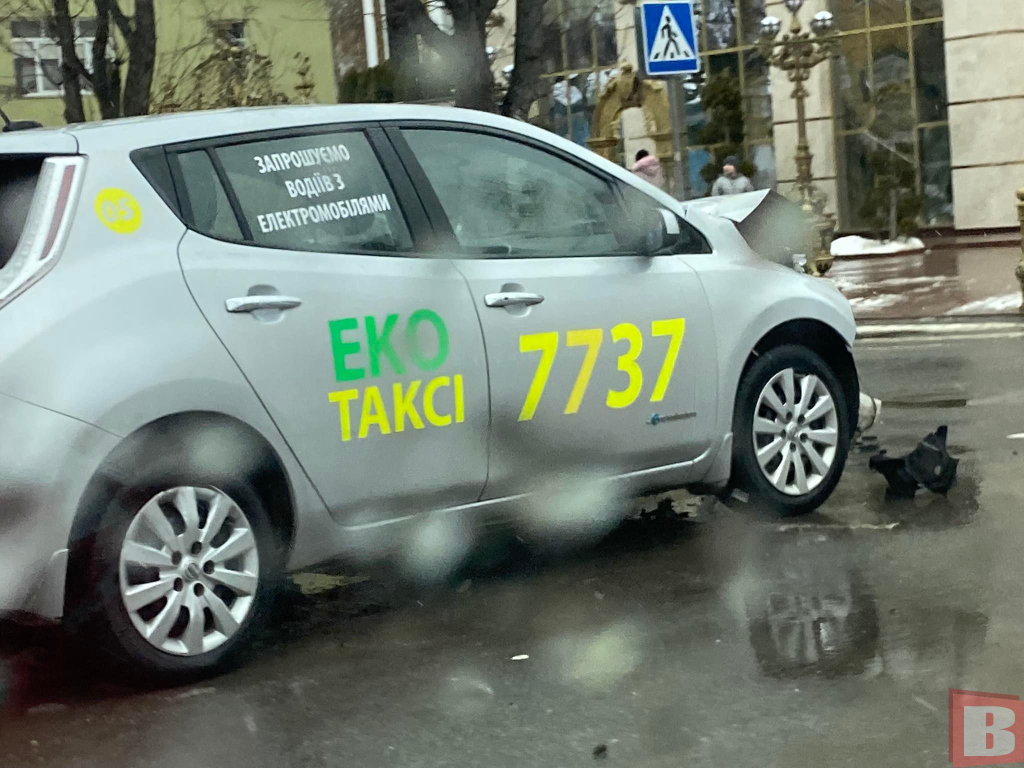 Новини Хмельницького - фото з Момент зіткнення "Volkswagen" та "Екотаксі" на Володимирській (ВІДЕО)