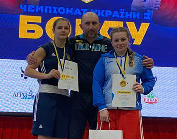Новини Тернополя - фото з Тернополянки Каріна Вовк та Олеся Крисюк на чемпіонаті України з боксу здобули дві золоті медалі
