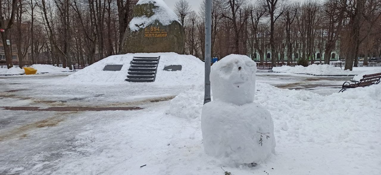 Новини Житомира - фото з Житомирські сніговики. Фото дня