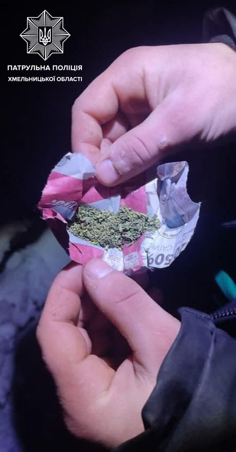 Новини Хмельницького - фото з На кладовищі затримали 18-річного хлопця з наркотиками Возможно, это изображение (1 человек)