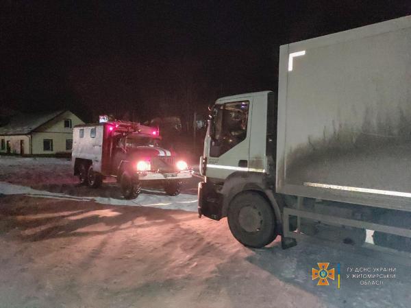Новини Житомира - фото з У Новограді-Волинському рятувальники витягнули із вибоїни автомобіль "Укрпошти" PSX_20220204_102706.jpg