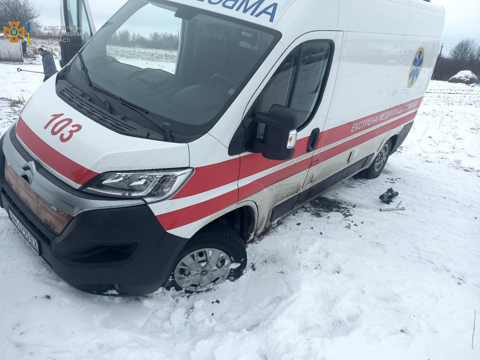 Новини Житомира - фото з На Житомирщині «швидка» застрягла в снігу: фельдшеру довелось пішки добиратися до хворого