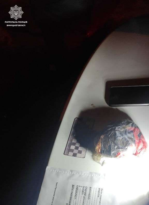Новини Вінниці - фото з Без прав, але з наркотиками. На вулиці Янгеля зупинили водія Volkswagen