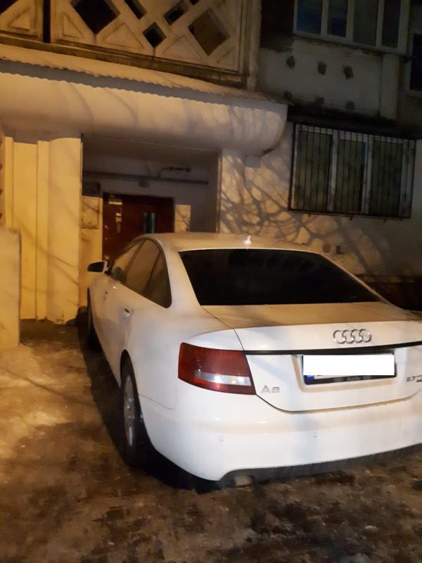 Новини Тернополя - фото з Водій так припаркував авто, що заблокував двері у під'їзд. Як би ви діяли в цій ситуації? (ОПИТУВАННЯ)