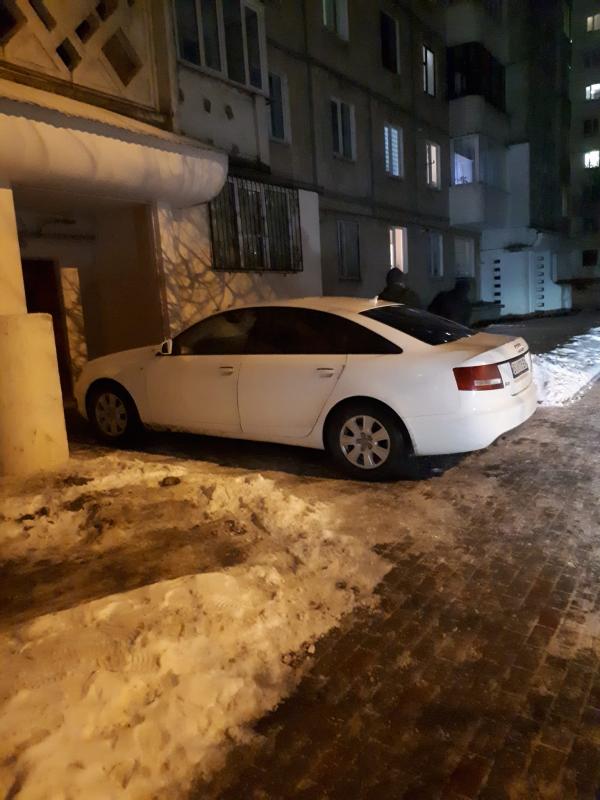 Новини Тернополя - фото з Водій так припаркував авто, що заблокував двері у під'їзд. Як би ви діяли в цій ситуації? (ОПИТУВАННЯ)