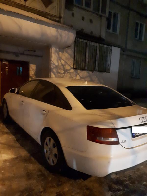 Новини Тернополя - фото з Водій так припаркував авто, що заблокував двері у під'їзд. Як би ви діяли в цій ситуації? (ОПИТУВАННЯ)