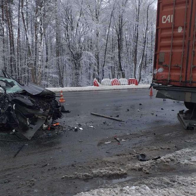 Новини Хмельницького - фото з У Хмельницькому районі легковик влетів у вантажівку. Водійка відбулась подряпинами