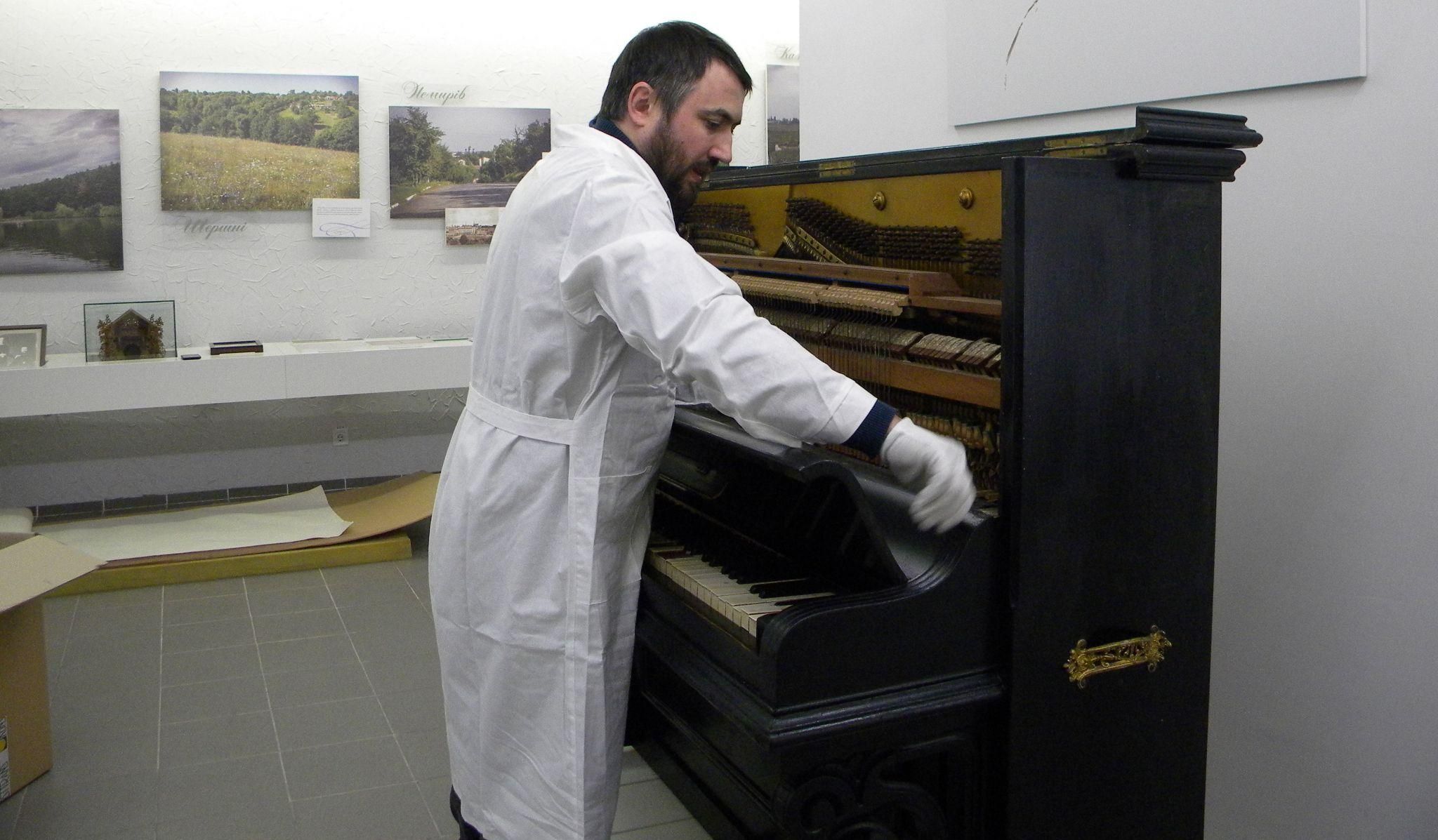 Новини Вінниці - фото з Піаніно Леонтовича забрали на реставрацію в Київ. Чи можна буде на ньому грати?