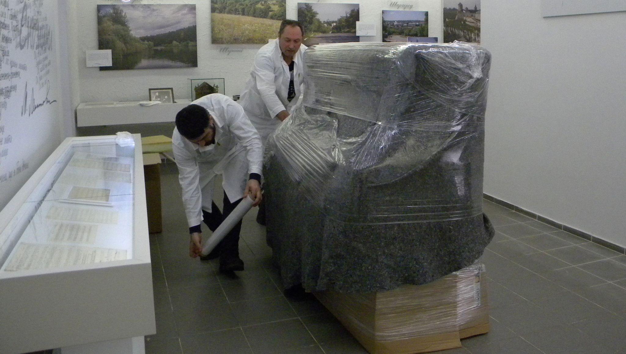 Новини Вінниці - фото з Піаніно Леонтовича забрали на реставрацію в Київ. Чи можна буде на ньому грати?