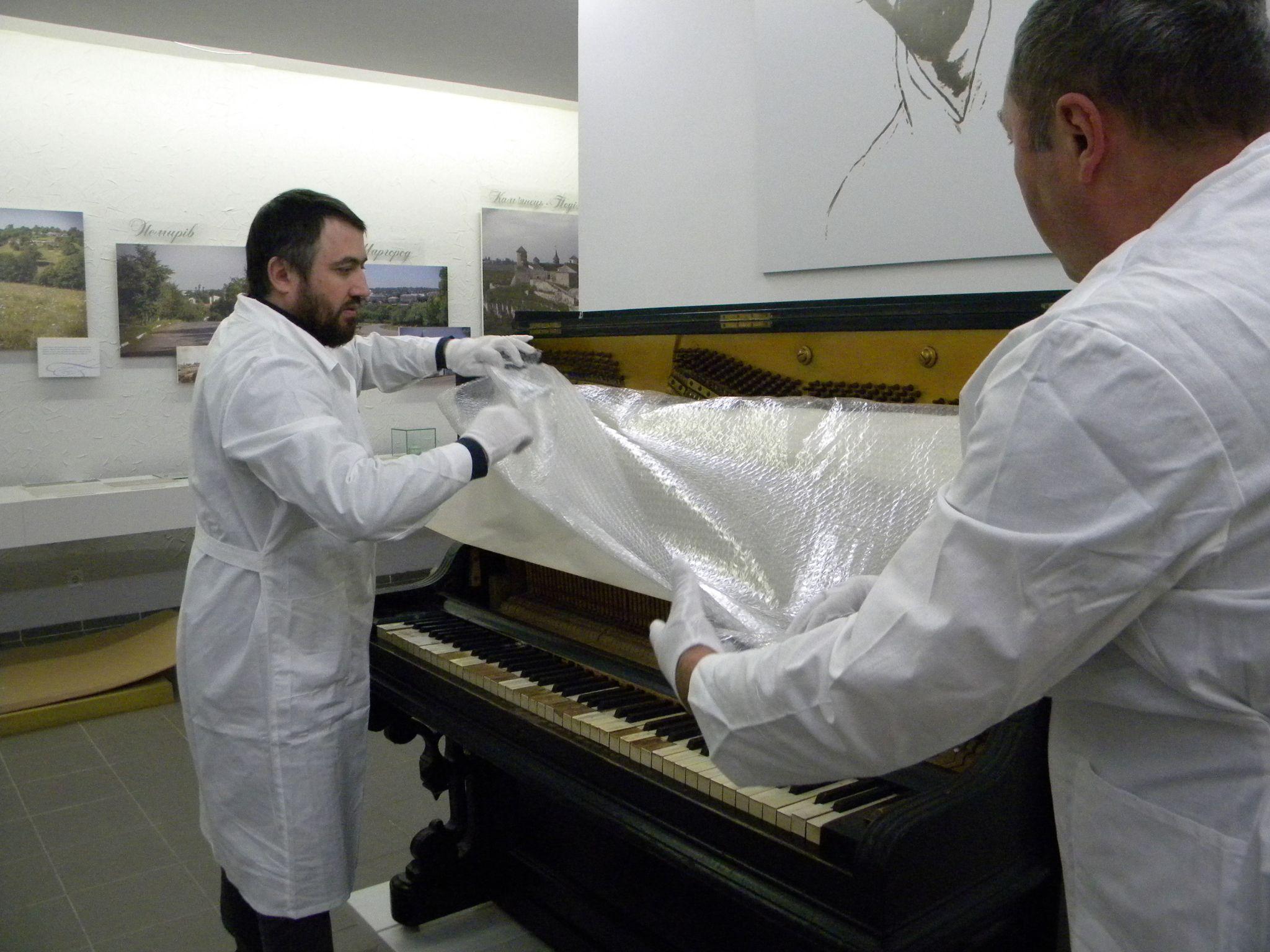 Новини Вінниці - фото з Піаніно Леонтовича забрали на реставрацію в Київ. Чи можна буде на ньому грати?