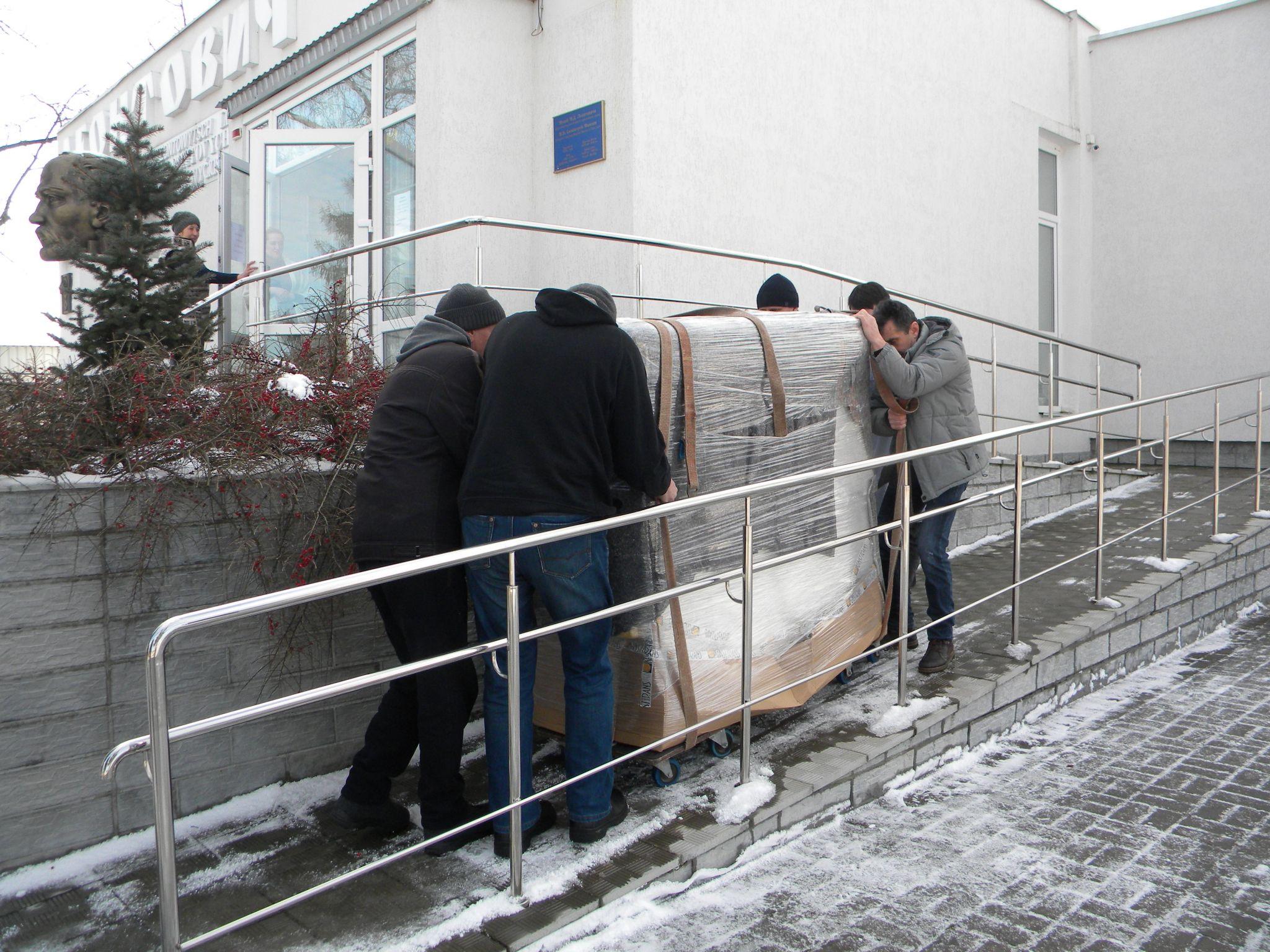 Новини Вінниці - фото з Піаніно Леонтовича забрали на реставрацію в Київ. Чи можна буде на ньому грати?