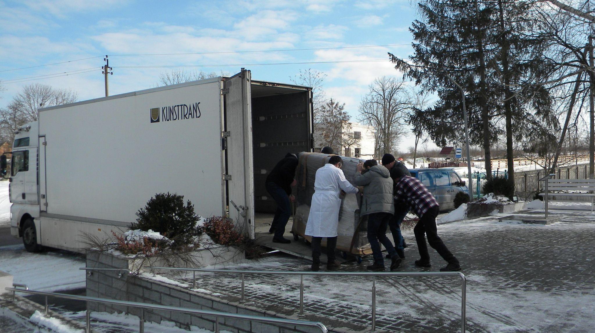 Новини Вінниці - фото з Піаніно Леонтовича забрали на реставрацію в Київ. Чи можна буде на ньому грати?