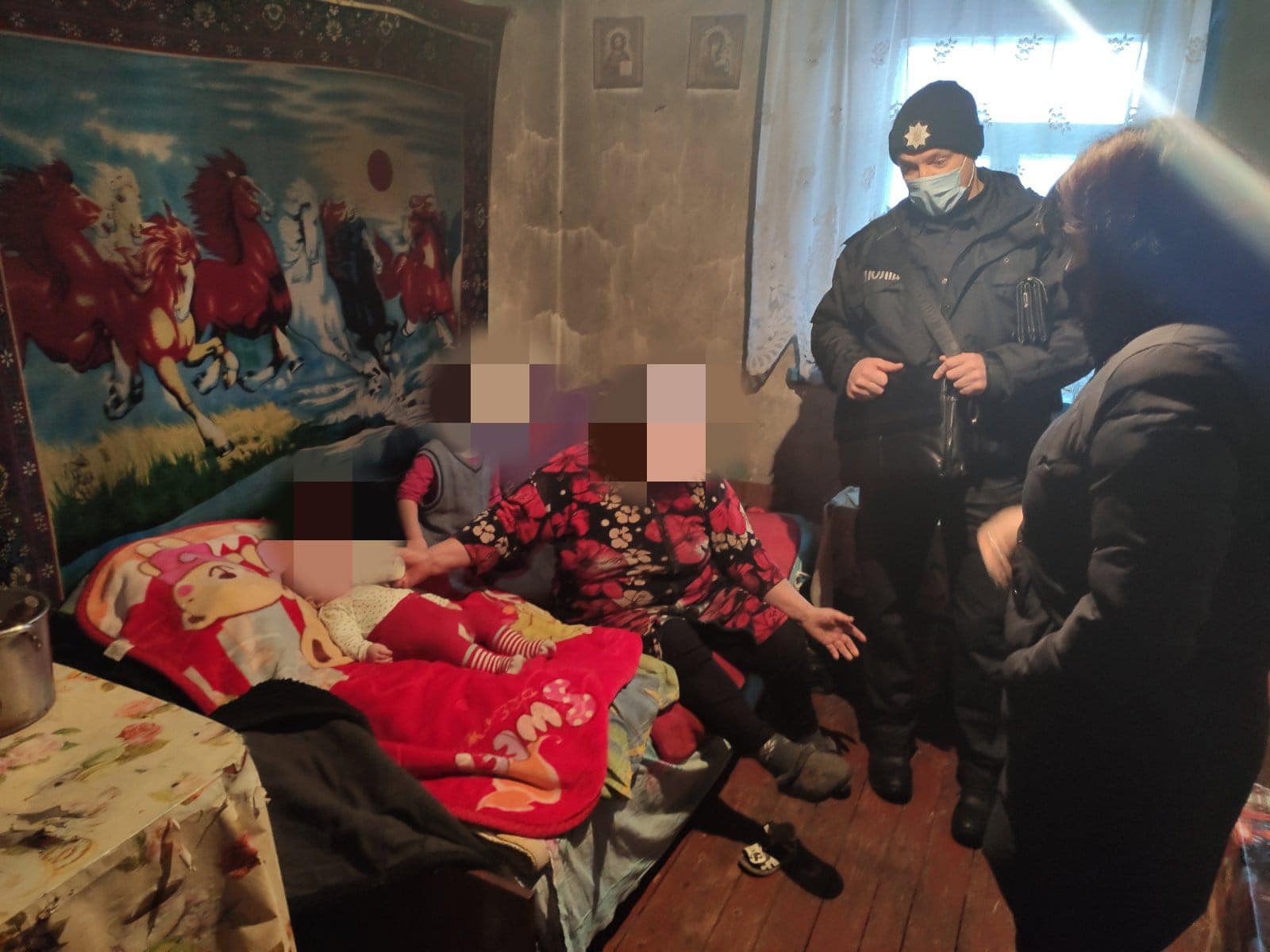 Возможно, это изображение (3 человека и в помещении)