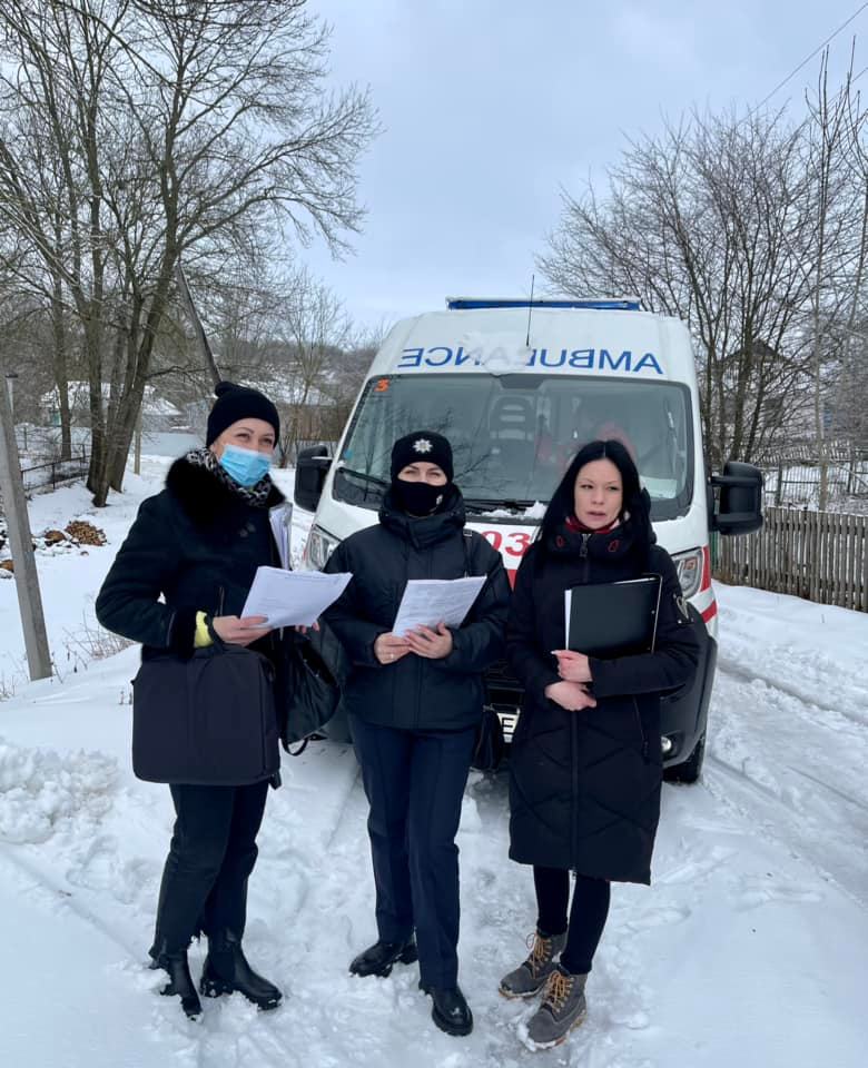 Возможно, это изображение (3 человека, люди стоят, дорога и снег)