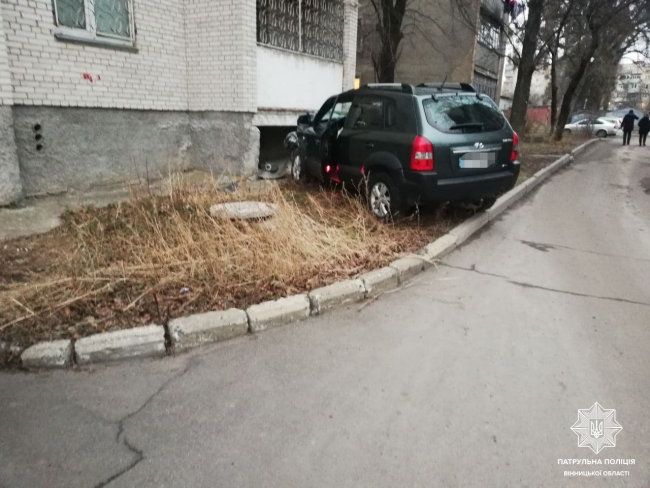 Новини Вінниці - фото з П’яний водій на Tucson врізався у стіну будинку та махав кулаками перед копами (ВІДЕО)