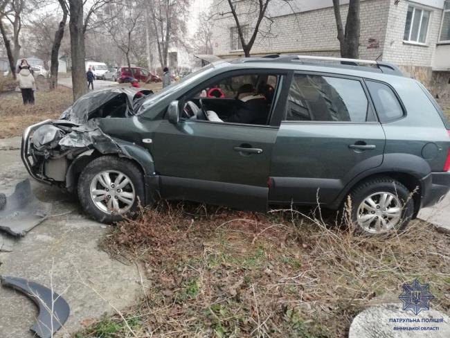 Новини Вінниці - фото з П’яний водій на Tucson врізався у стіну будинку та махав кулаками перед копами (ВІДЕО) На зображенні може бути: 3 людини, автомобіль та дорога