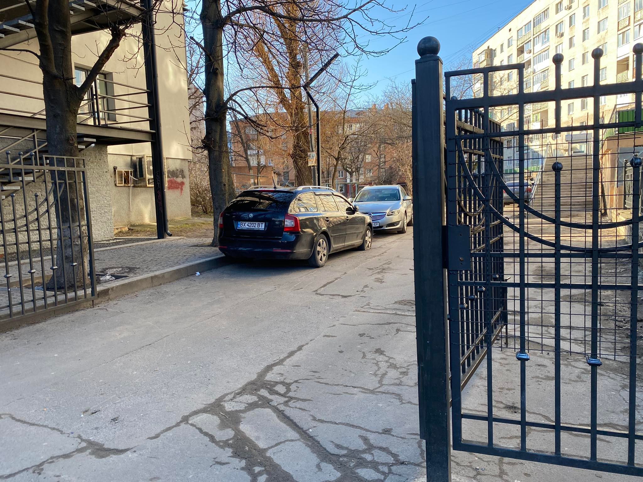 Новини Хмельницького - фото з Біля “Рукавички” роками тривають “алкодискотеки”. Не допомагають ні огорожа, ні поліція Нет описания.