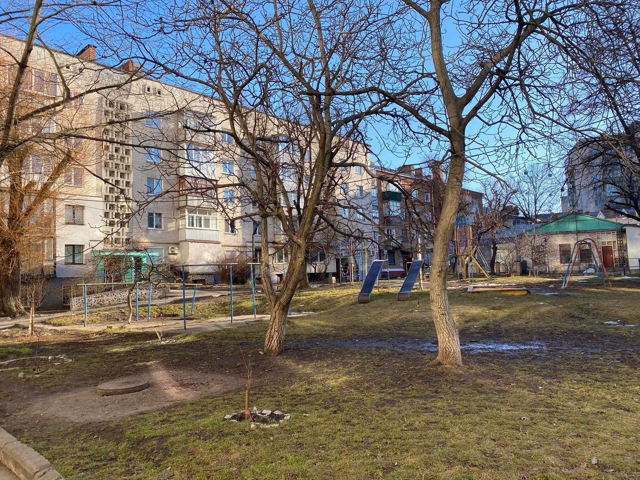 Новини Хмельницького - фото з Біля “Рукавички” роками тривають “алкодискотеки”. Не допомагають ні огорожа, ні поліція Нет описания.