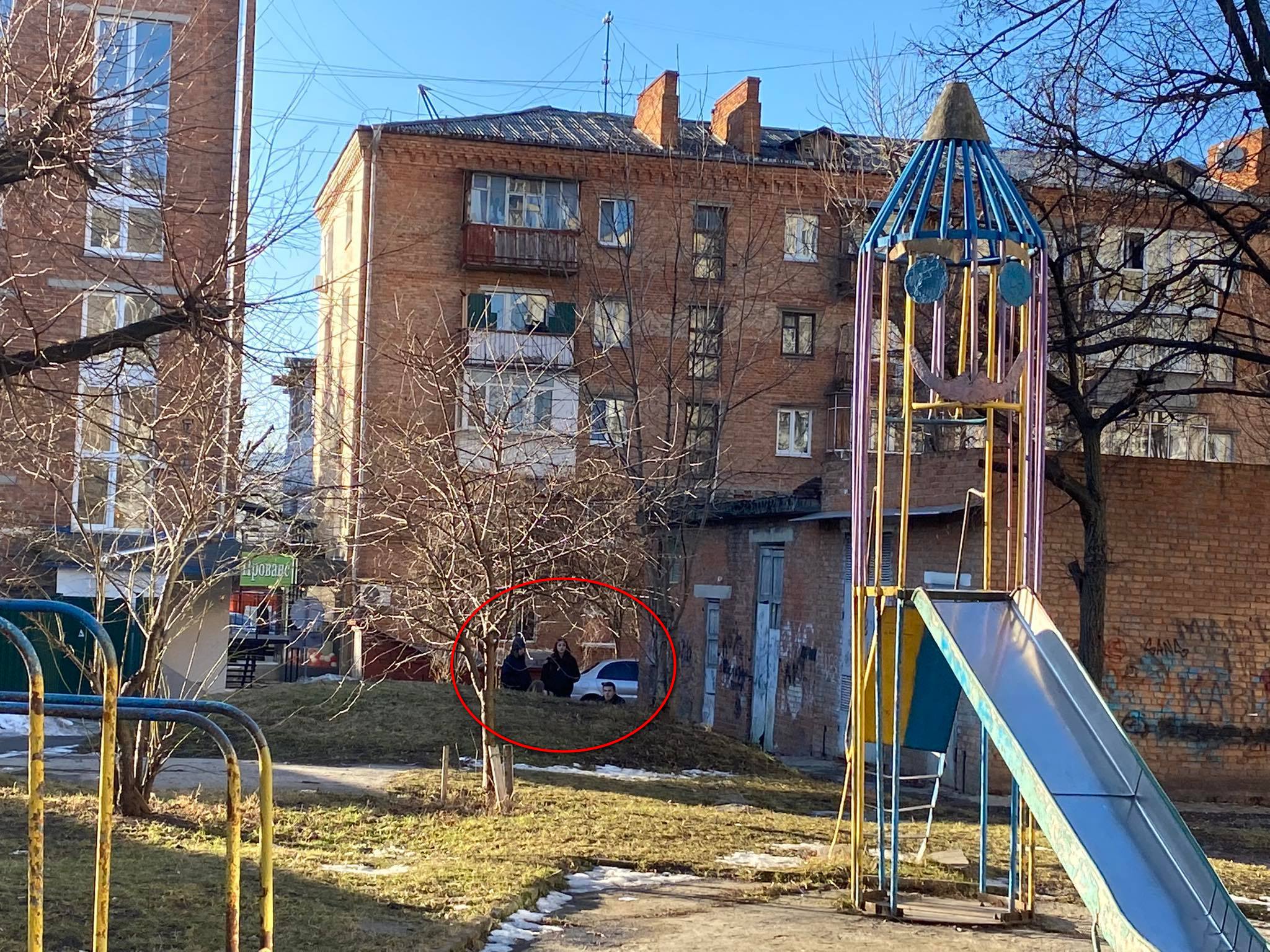 Новини Хмельницького - фото з Біля “Рукавички” роками тривають “алкодискотеки”. Не допомагають ні огорожа, ні поліція