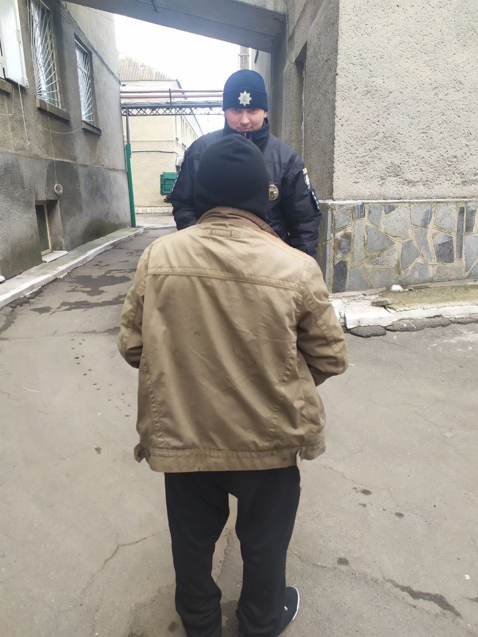 Новини Козятина - фото з Чіплявся і пропонував 300 гривень, щоб показала… У Козятині затримали збочинця