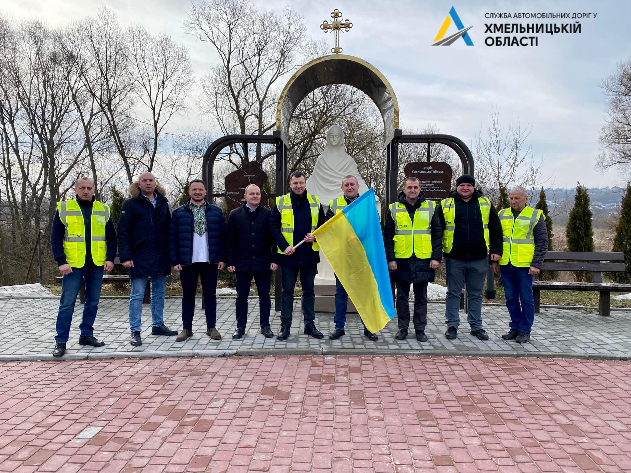 Новини Хмельницького - фото з До Дня єднання хмельницькі дорожники влаштували автопробіг (ФОТО, ВІДЕО) На зображенні може бути: 9 людей, люди стоять та на відкритому повітрі