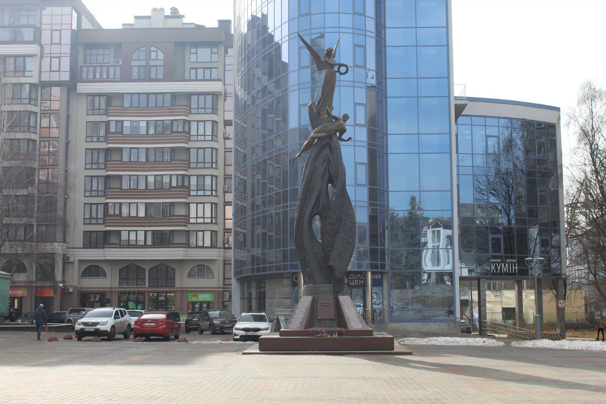 Новини Тернополя - фото з Купи сміття і бита цегла: чому площу Героїв Євромайдану ніхто не прибирає?
