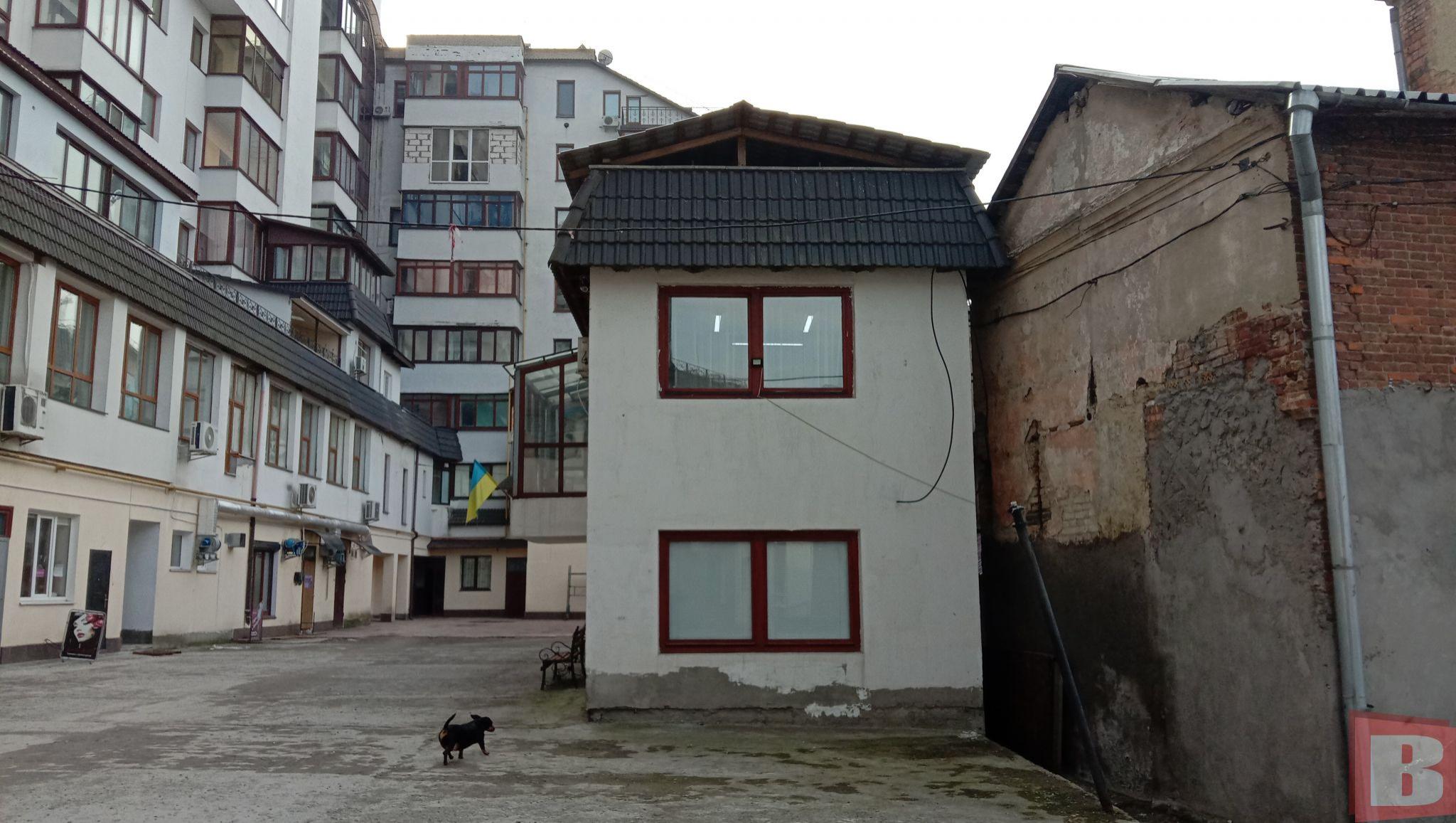 Новини Хмельницького - фото з На Проскурівській виявили самовільну прибудову. Чи можуть знести? (ФОТО)