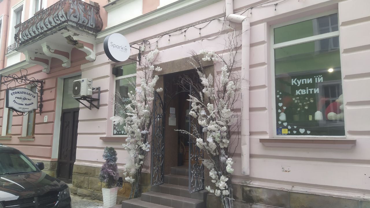 Новини Тернополя - фото з Підбирають квіти за характером і не тільки. Скільки коштує прокат букетів для фотосесій у Тернополі