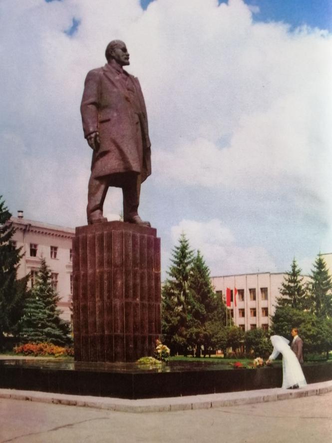 Тоді на центральній площі міста стояв пам'ятник Леніну