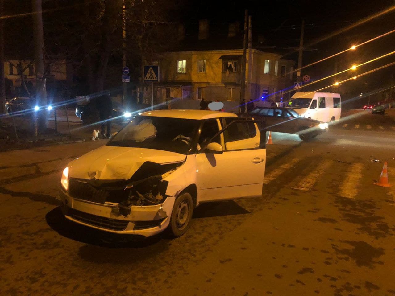 Новини Хмельницького - фото з У Хмельницькому перекинулося таксі (ФОТО)