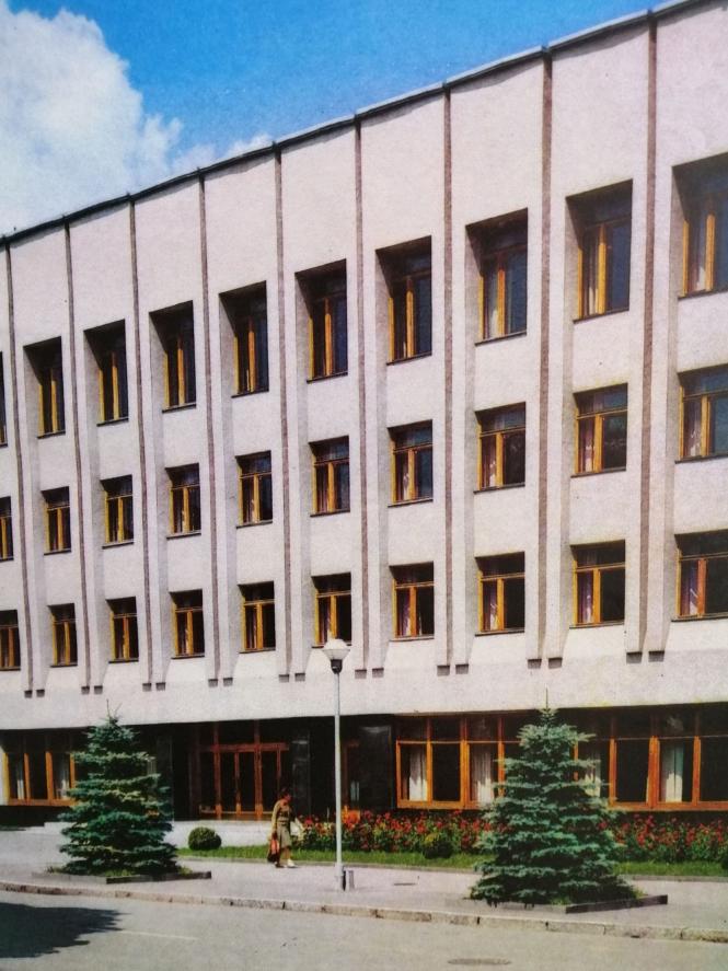 Цю будівлю поблизу площі впізнає кожен