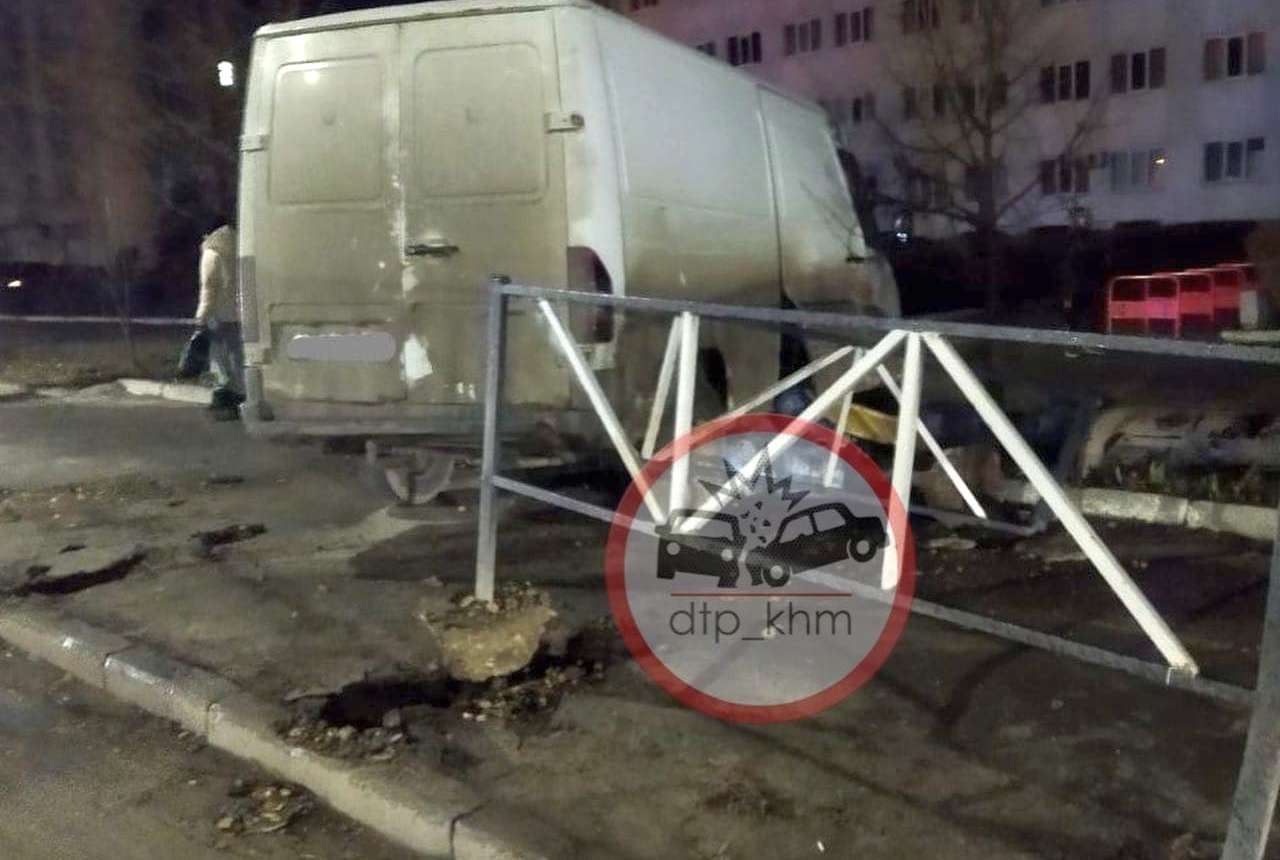 Новини Хмельницького - фото з На проспекті Миру "Mercedes" в'їхав у паркан