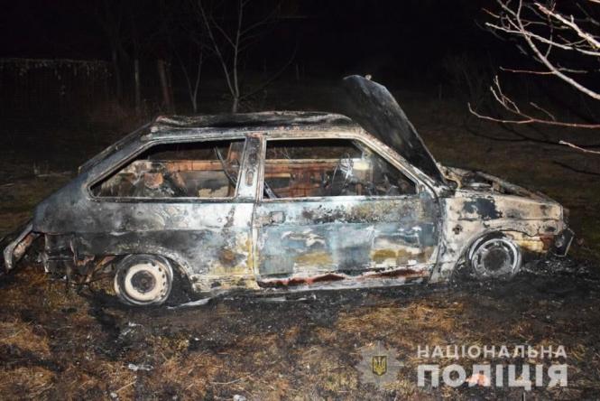 Новини Вінниці - фото з Заради розваги. Двоє хлопців поцупили «ВАЗ», покаталися та спалили авто