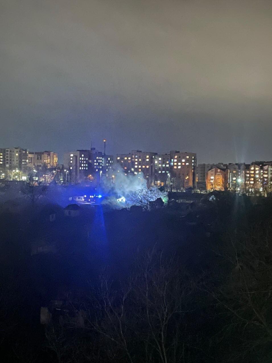 Новини Тернополя - фото з На території колишніх дач на Тарнавського багато диму. Є пожежники Немає опису.