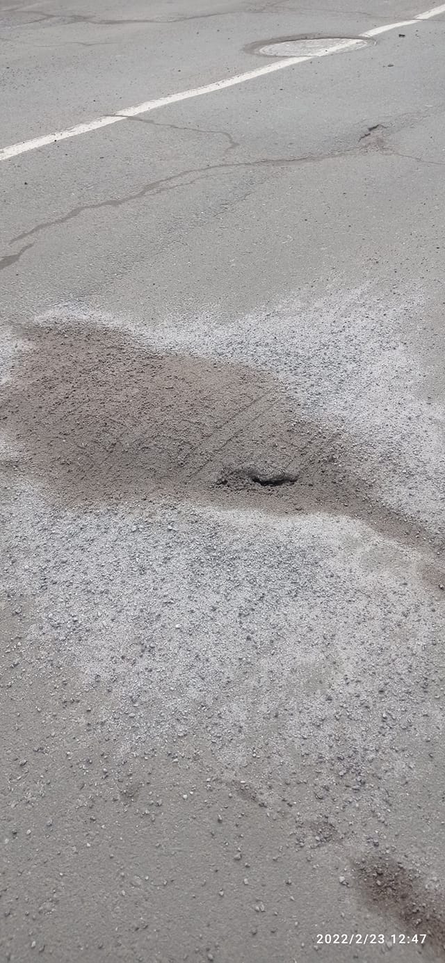 Новини Козятина - фото з Фото-відео дня: як ями на вулиці в центрі міста піском засипали