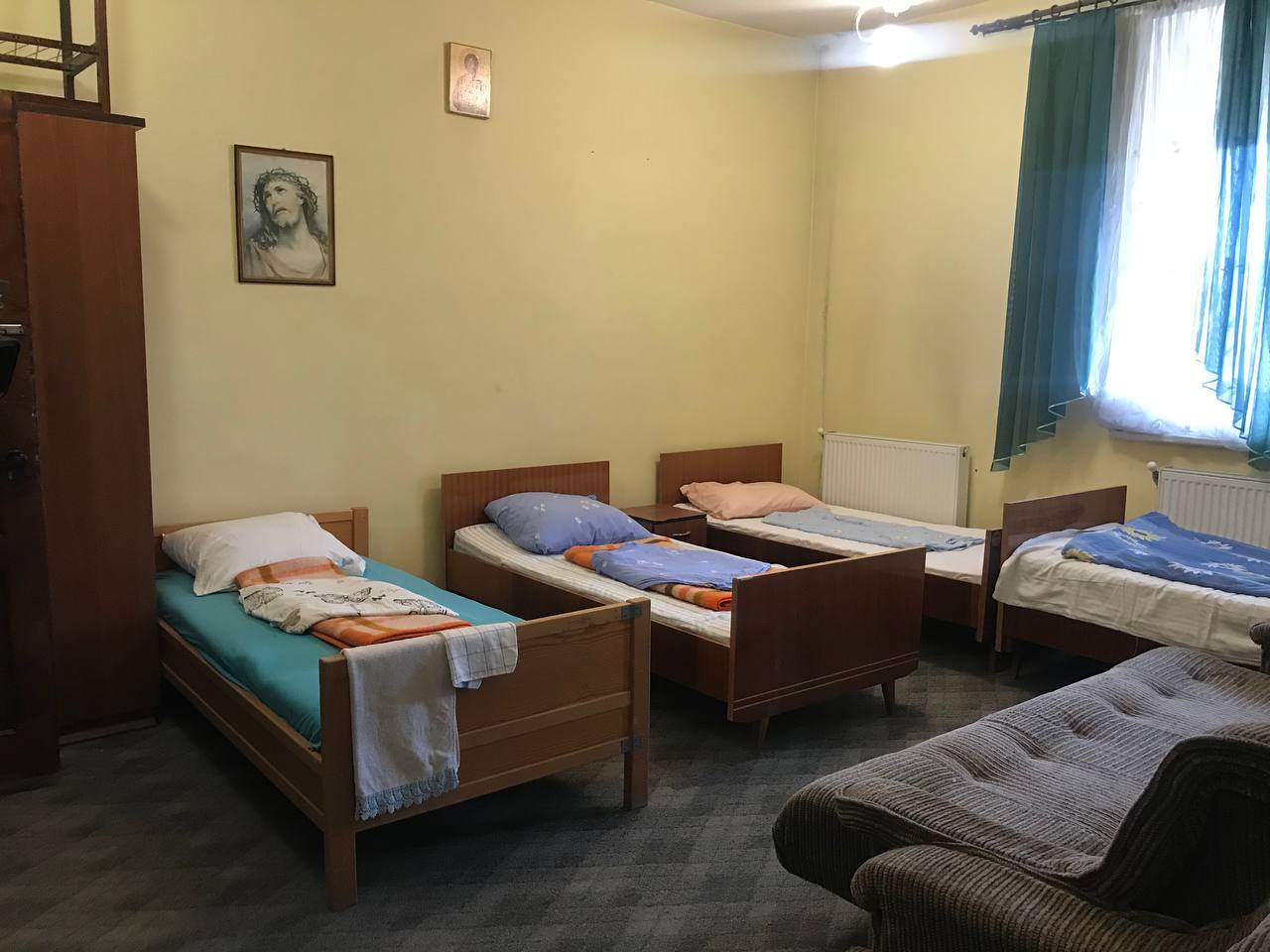 Новини Тернополя - фото з Там страшно, вибухи. Брали лише необхідне: що розповіли переселенці зі "гарячих" територій?