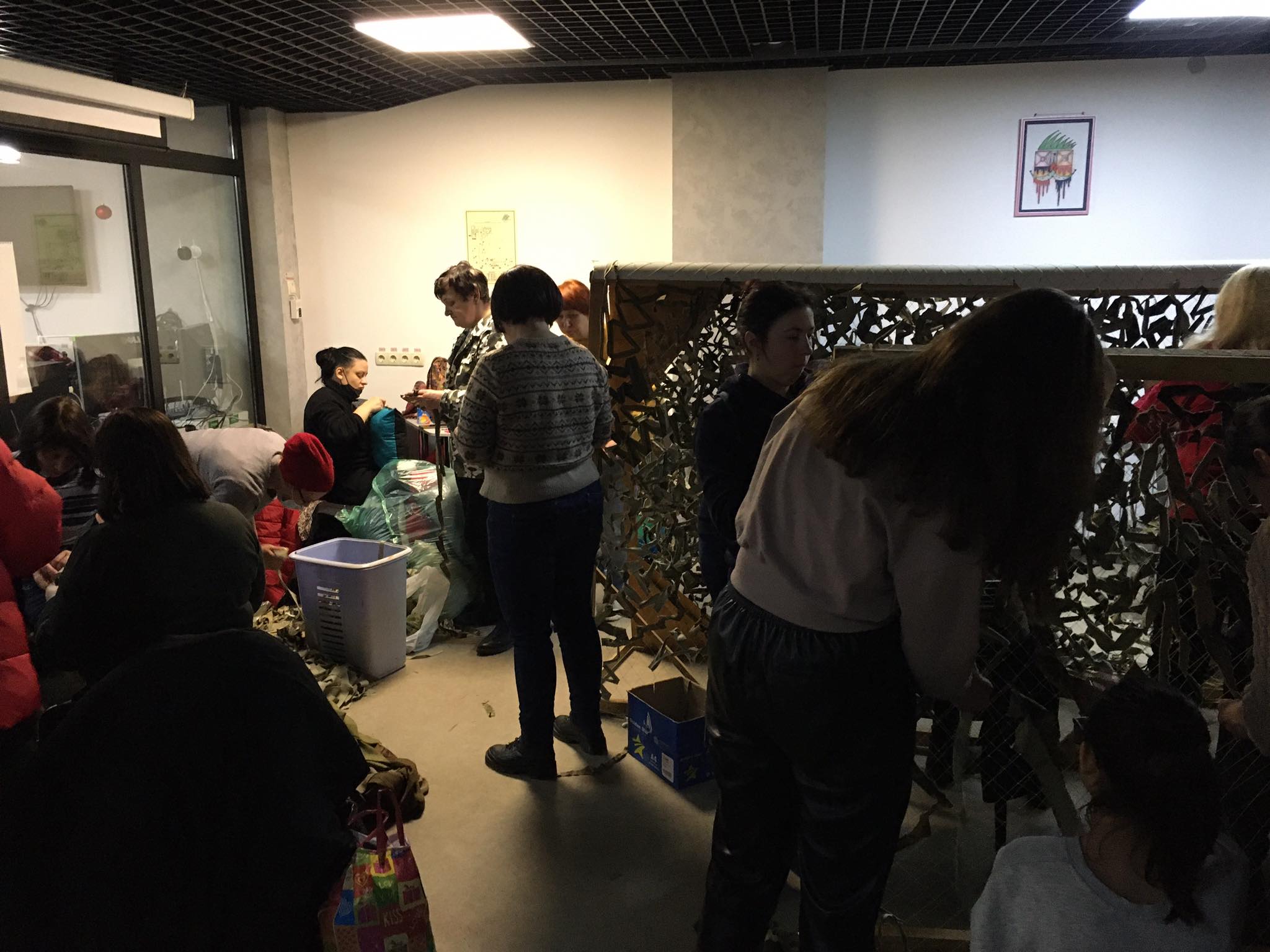 Новини Вінниці - фото з У Вінниці в «Квадраті» почали плести маскувальні сітки для військових