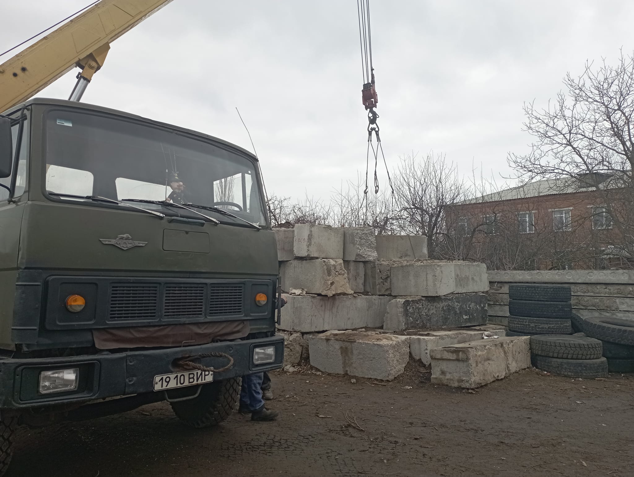 Новини Козятина - фото з Козятинське «Чисте місто» надає бетонні блоки для влаштування блокпостів