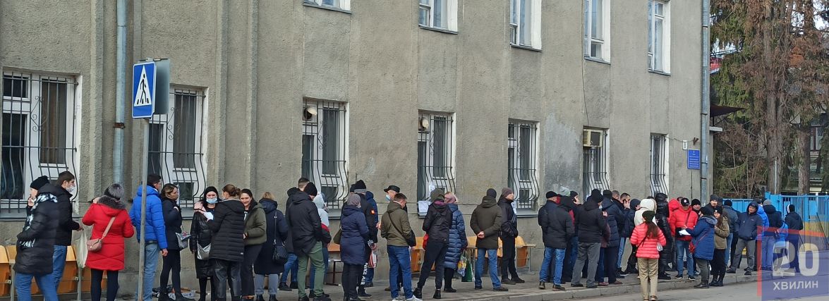 Новини Тернополя - фото з Живемо в нових реаліях. Єдині зі своєю країною: 20 фото з воєнного Тернопілля Небайдужі уже привезли все необхідне: яка зараз ситуація у Центрі служби крові у Тернополі