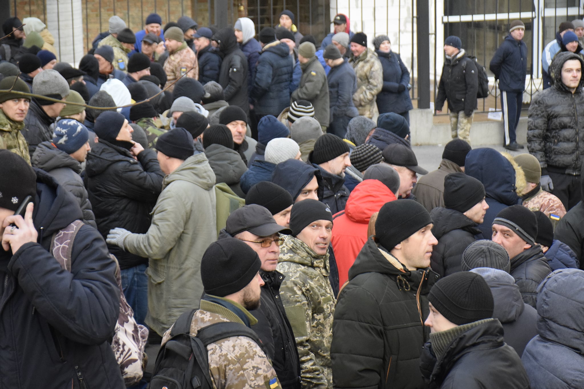 Новини Тернополя - фото з Живемо в нових реаліях. Єдині зі своєю країною: 20 фото з воєнного Тернопілля На зображенні може бути: 3 людини, люди стоять та на відкритому повітрі
