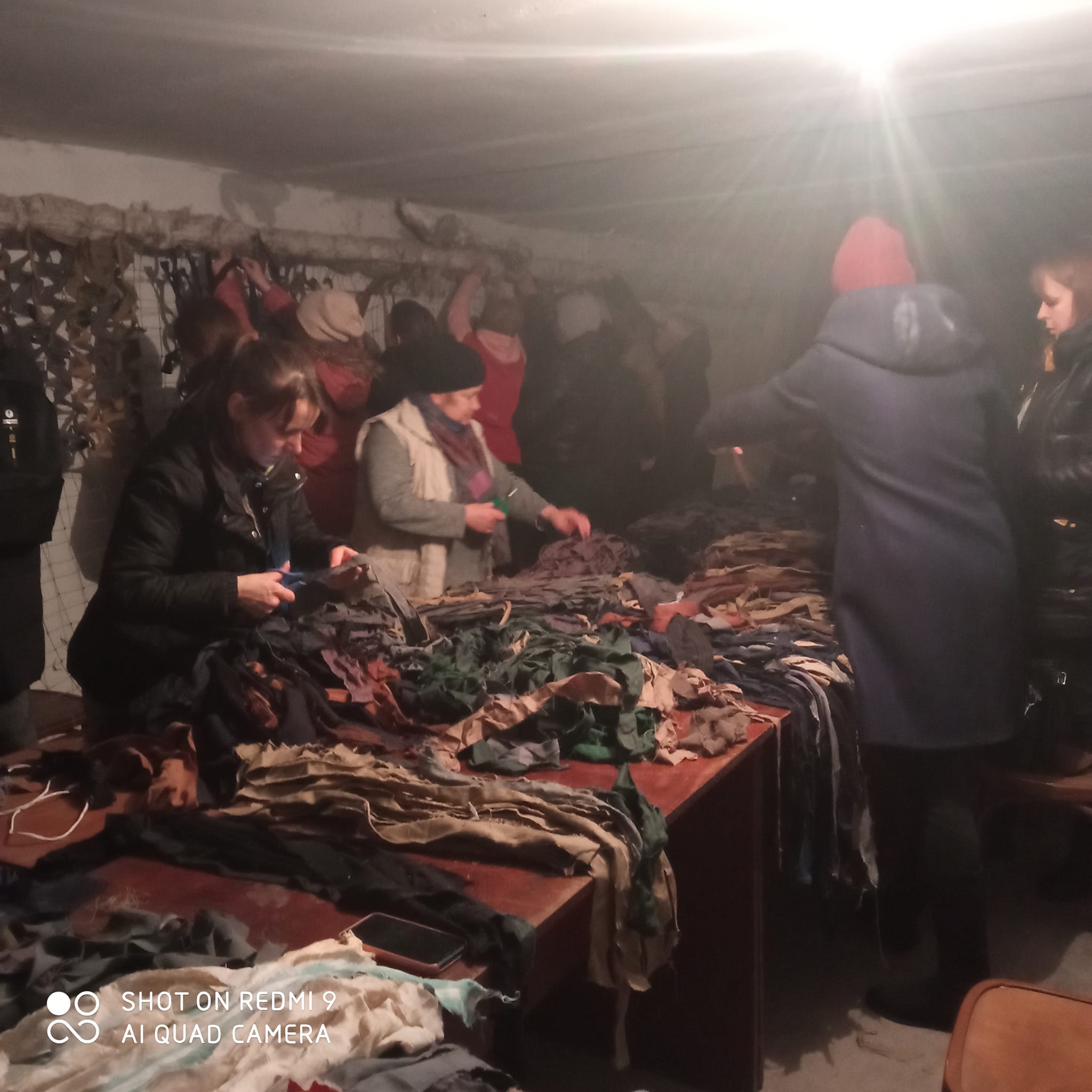 Новини Тернополя - фото з Живемо в нових реаліях. Єдині зі своєю країною: 20 фото з воєнного Тернопілля На зображенні може бути: 3 людини