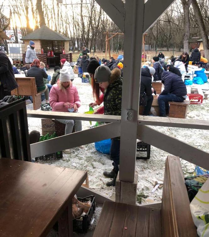 Новини Хмельницького - фото з У Хмельницькому діти плетуть маскувальні сітки і роблять коктейлі для ворога