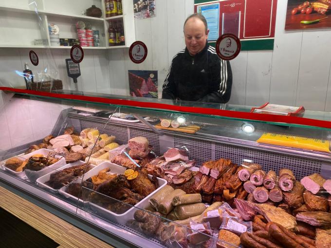 Новини Вінниці - фото з Яка ситуація на ринку Урожай та по чому продають продукти? На зображенні може бути: 1 особа, їжа та у приміщенні