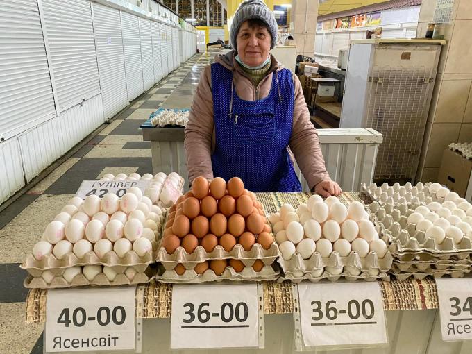 Новини Вінниці - фото з Яка ситуація на ринку Урожай та по чому продають продукти? На зображенні може бути: 1 особа та стоїть
