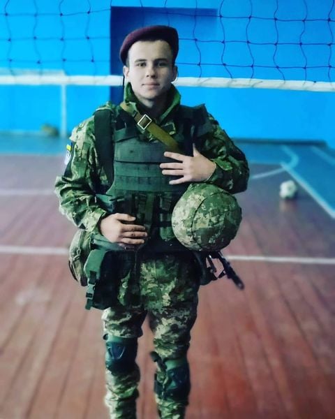Новини Хмельницького - фото з 22-річний мешканець Хмельниччини загинув у бою під Миколаєвом На зображенні може бути: 1 особа, стоїть та військова форма