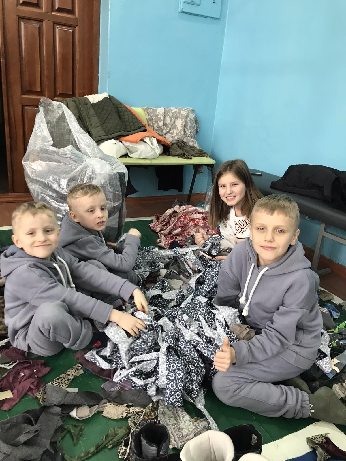 Новини Тернополя - фото з Ліплять вареники та допомагають плести сітки! Як тернопільські діти стали волонтери для захисників