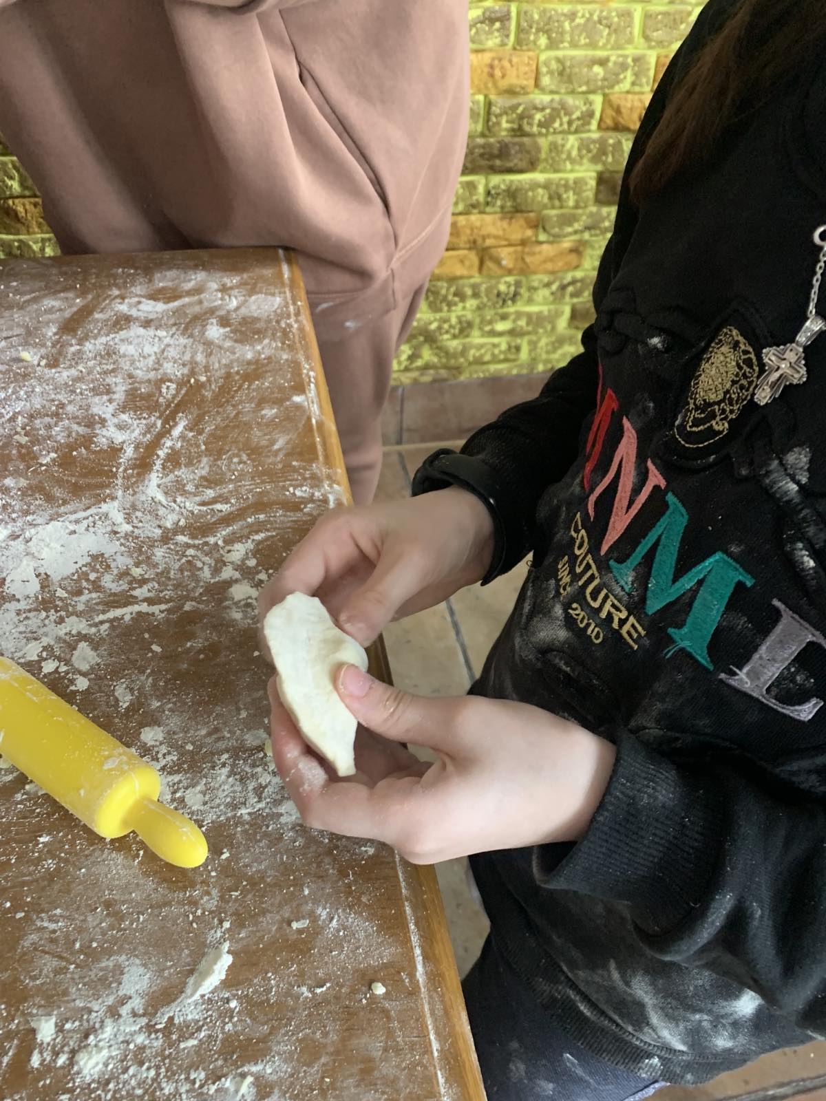 Новини Тернополя - фото з Ліплять вареники та допомагають плести сітки! Як тернопільські діти стали волонтери для захисників