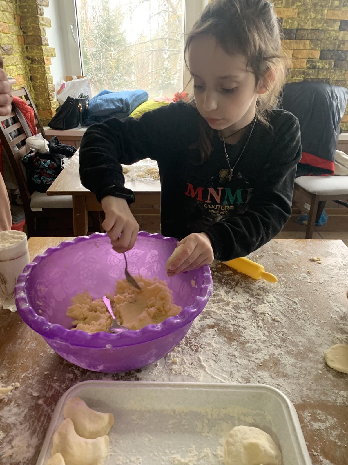 Новини Тернополя - фото з Ліплять вареники та допомагають плести сітки! Як тернопільські діти стали волонтери для захисників